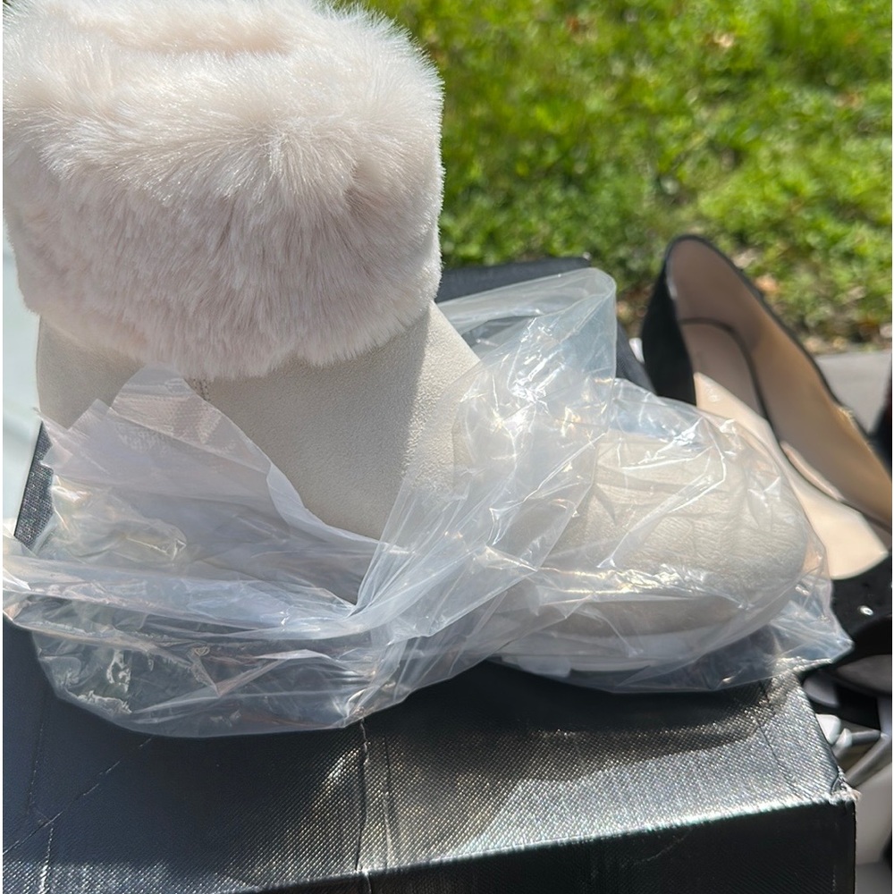 DKNY Ladies Size 8 Booties